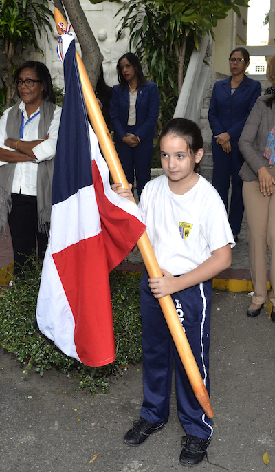 Leticia  Fernández González orgullosa de su bandera nacional