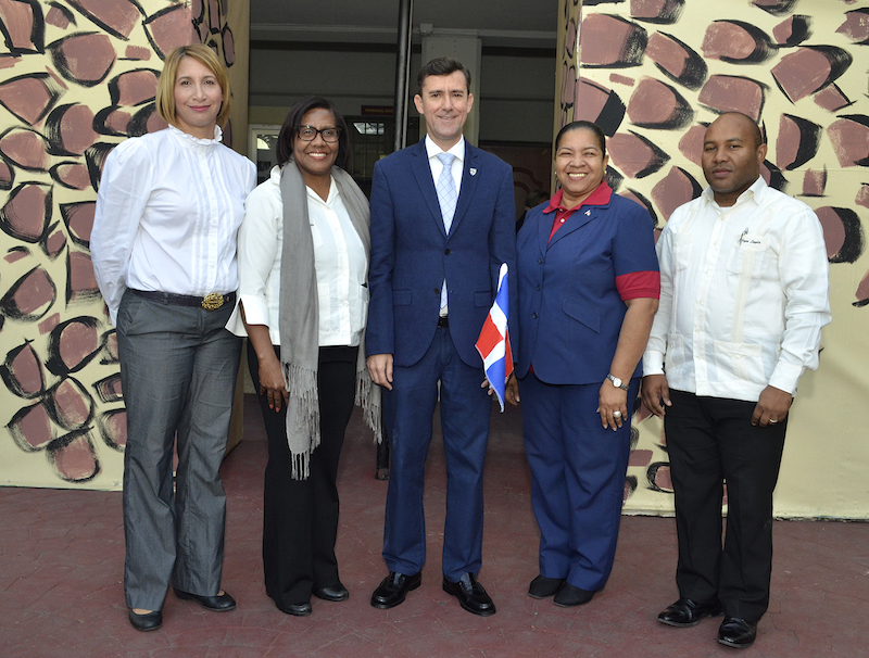 Wendy Queliz, Dalia González, Padre Rector Jorge William Hernández Díaz, Nestora Castillo y Richard Pérez.