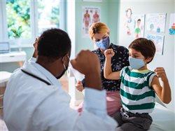 Las visitas médicas de rutina y las vacunas son fundamentales durante la pandemia de COVID-19 y para participar en clases y juegos en persona