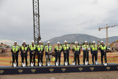 El presidente de Hard Rock International, Jim Allen, junto con dignatarios políticos griegos, miembros clave del socio promotor Gek Terna y dignatarios locales, ponen en Atenas la primera piedra del Hard Rock Hotel & Casino Athens, cuya apertura está prevista para 2027. (PRNewsfoto/Hard Rock International)